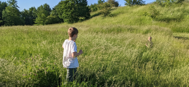 Ginas zwei Söhne in einer Wiese
